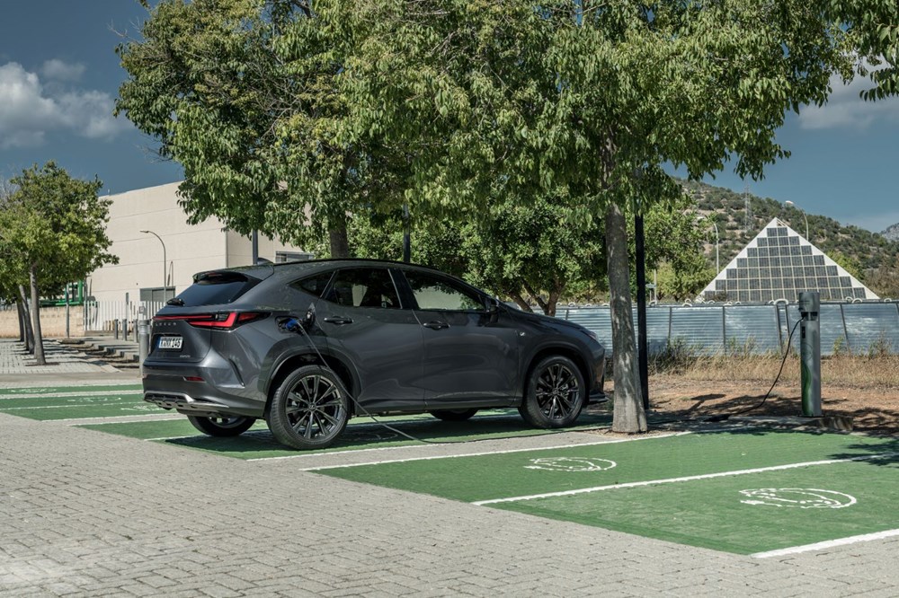 Lexus'ta yeni dönem: İlk plug-in hibrit modelini tanıttı - 6