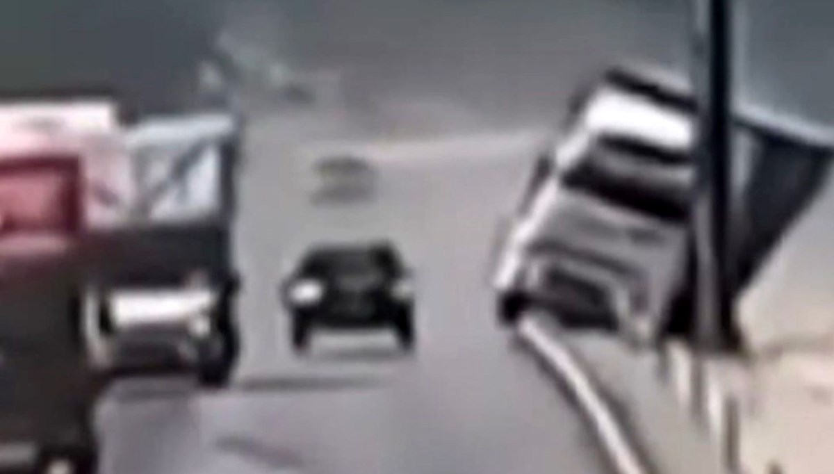 Feci kaza kamerada: TIR yol kenarındaki direğe çarptı