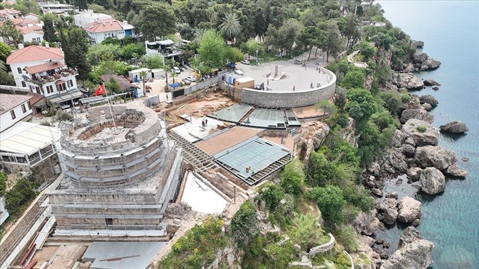 Antalya'da Hıdırlık Kulesi kazılarında sütunlu yapı gün yüzüne çıkarıldı - 1
