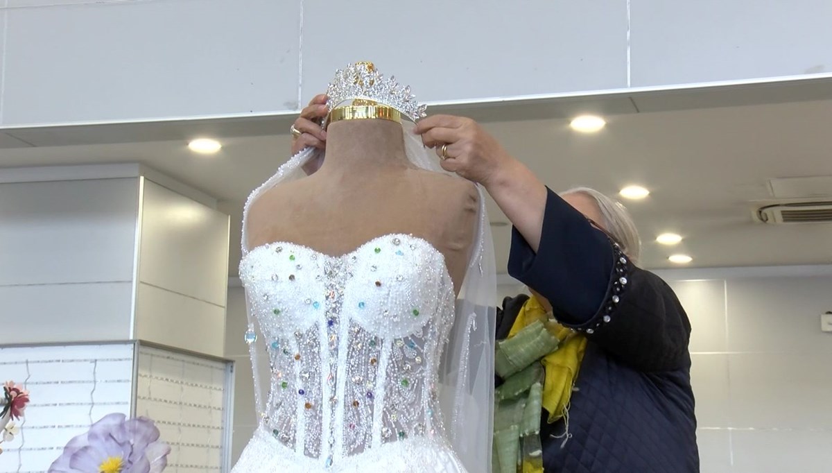 Bu gelinliğe bakan bir daha bakıyor! 30 kilogram ağırlığında 1 milyon dolara satışa çıktı Bu gelinliğe bakan bir daha bakıyor! 30 kilogram ağırlığında 1 milyon dolara satışa çıktı
