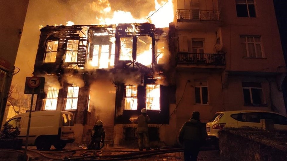 Beyoğlu'nda ahşap bina yandı: 2 kişi yaralandı - 1