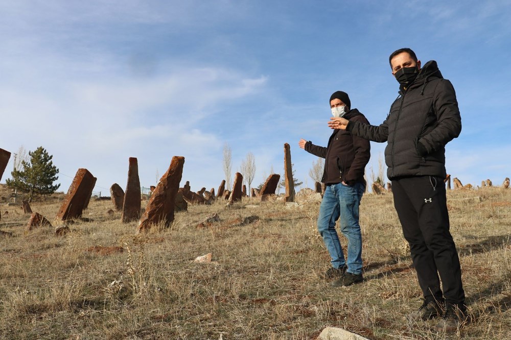4 asırlık mezarlıktaki dev mezar taşları dikkat çekiyor - 6