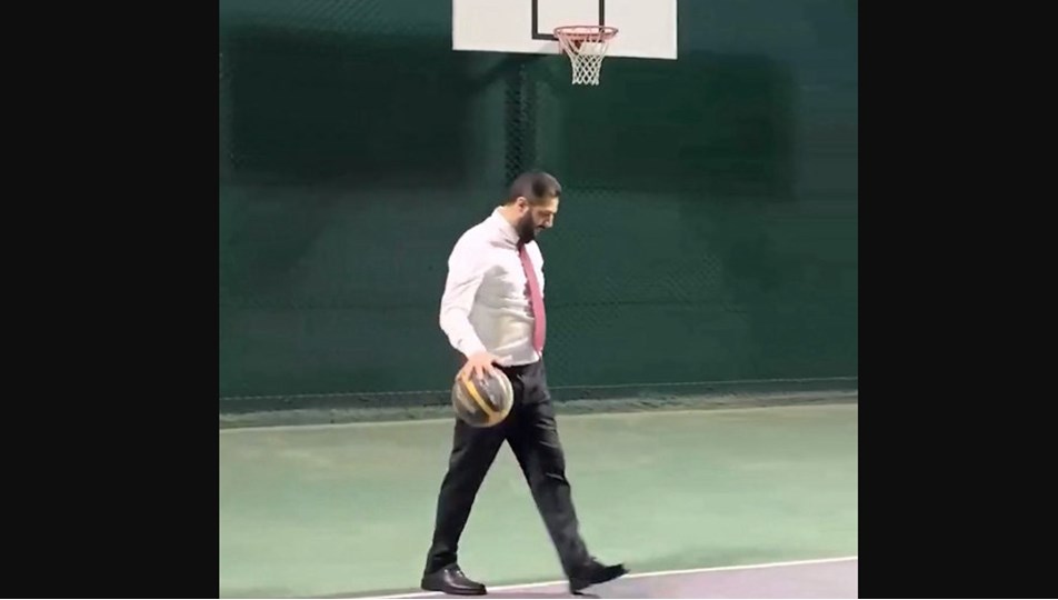 Suriye lideri Şara, takım elbisesiyle basket sahasına çıktı