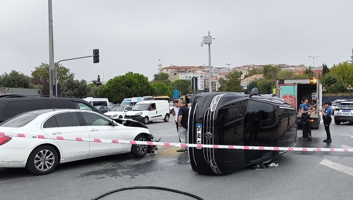 Beyoğlu'nda kaza yapan araç takla attı