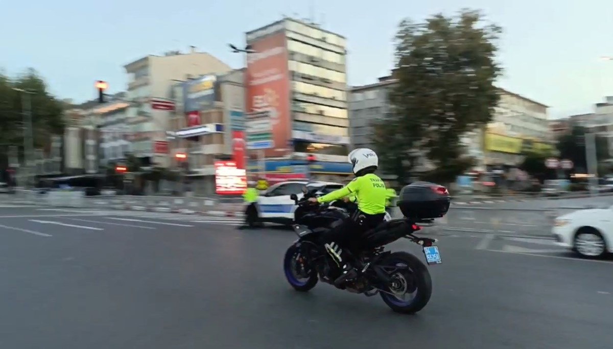 Vatan Caddesi, 30 Ağustos Zafer Bayramı kutlamaları nedeniyle trafiğe kapatıldı Vatan Caddesi, 30 Ağustos Zafer Bayramı kutlamaları nedeniyle trafiğe kapatıldı