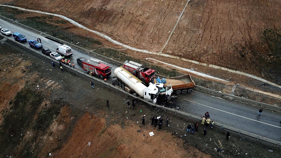 Şile yolunda hafriyat kamyonu ile su tankeri kafa kafaya çarpıştı - 2