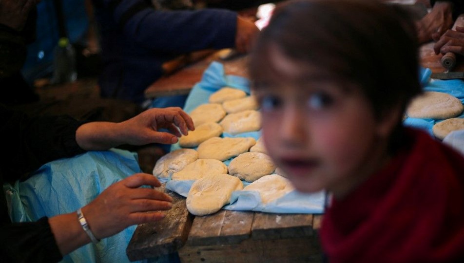 Gazze'de gıda krizi: Mercimekten ekmek yapıyorlar