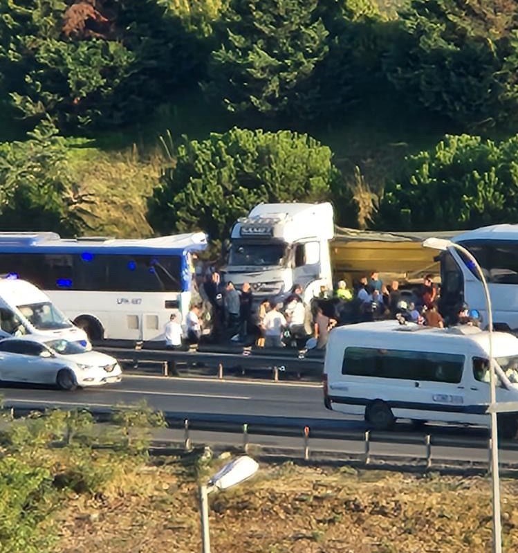 Kaza yerine ulaşan ekiplerin müdahalesi sürüyor.