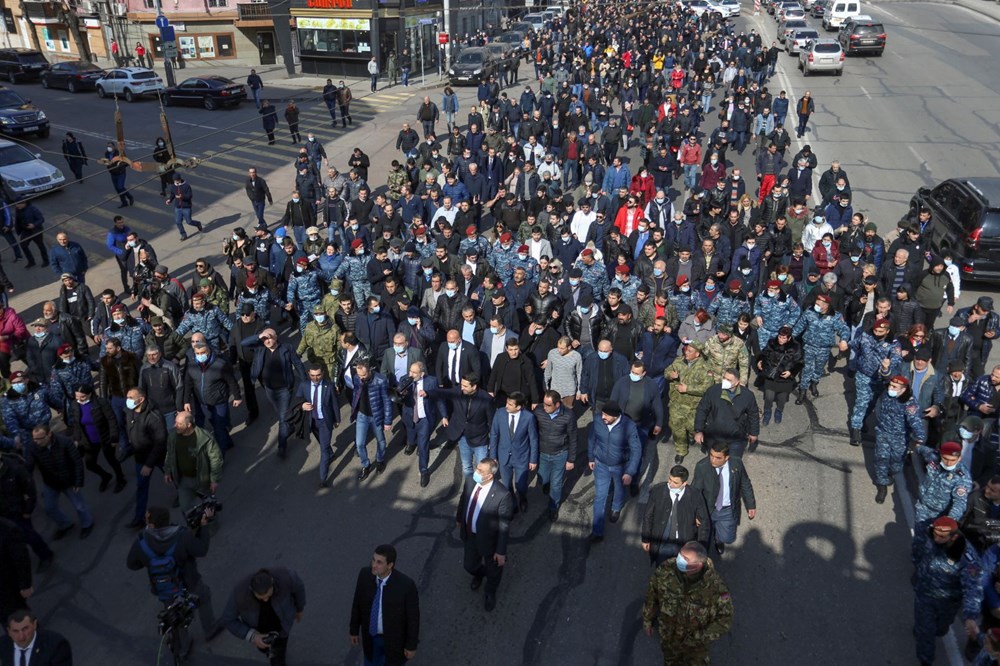 Ermenistan'da darbe girişimi: Paşinyan destekçileri ve karşıtları meydanlara çıktı - 2