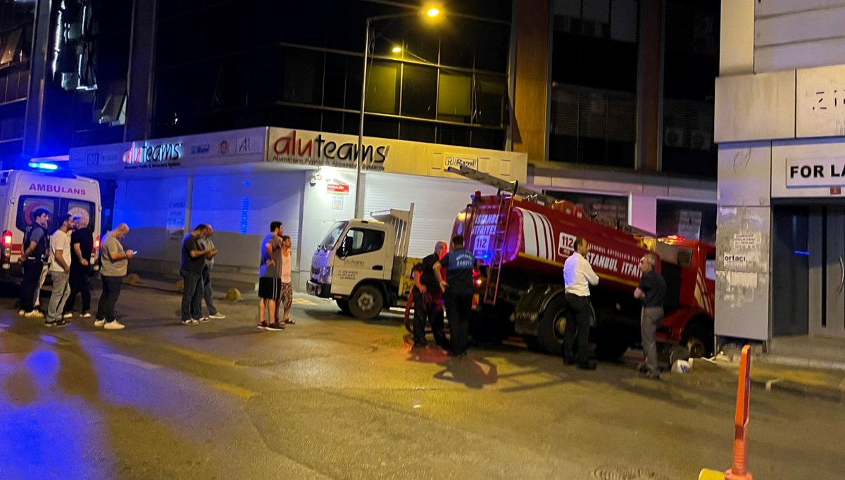 Kağıthane'de iş merkezinde yangın pniği