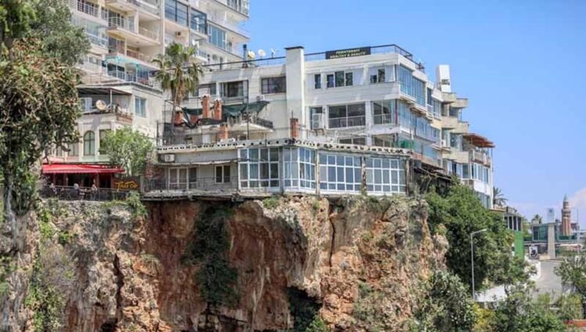 Antalya'da falezdeki yapıya tartışmalı karar