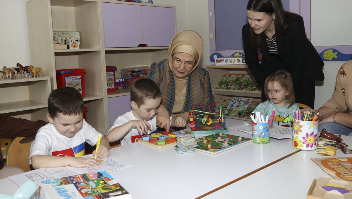 Emine Erdoğan, Ukrayna'dan Türkiye'ye getirilen yetim çocuklarla buluştu