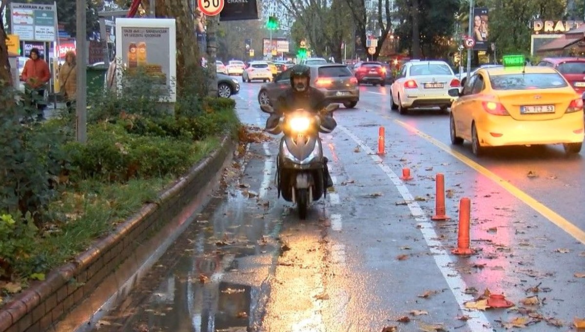 Bağdat Caddesi'ndeki bisiklet yolu tehlike saçıyor