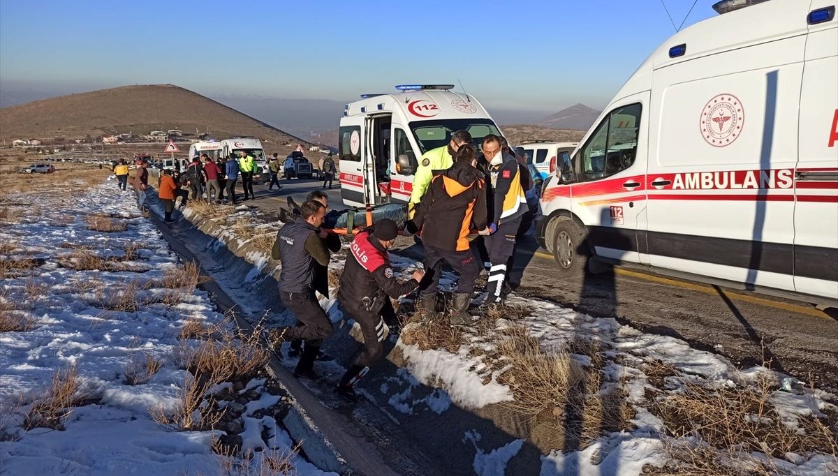 Kayseri'de öğrencileri taşıyan midibüs devrildi: 1 ölü