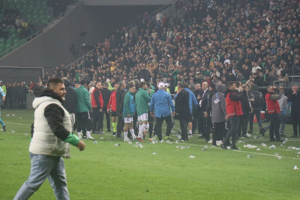 Sakaryaspor-Kocaelispor maçında ortalık karıştı, maç 15 dakika uzadı - 4