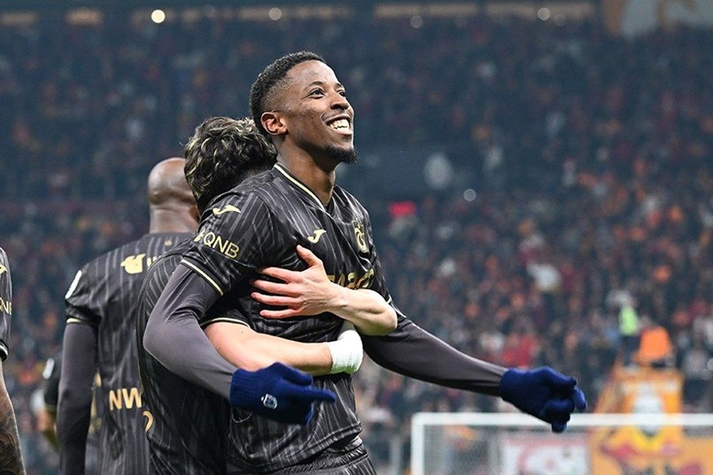 Fenerbahçe ve Galatasaray, Trabzonspor'un "kiralık aşkı" için düğmeye bastı 75