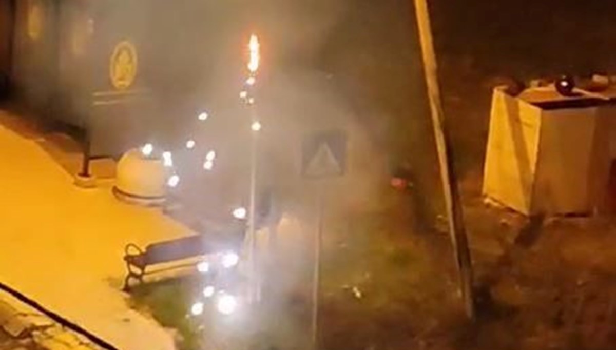 Elektrik direği bomba gibi patladı, uykudan uyanan mahalleli ne olduğunu anlamadı Elektrik direği bomba gibi patladı, uykudan uyanan mahalleli ne olduğunu anlamadı