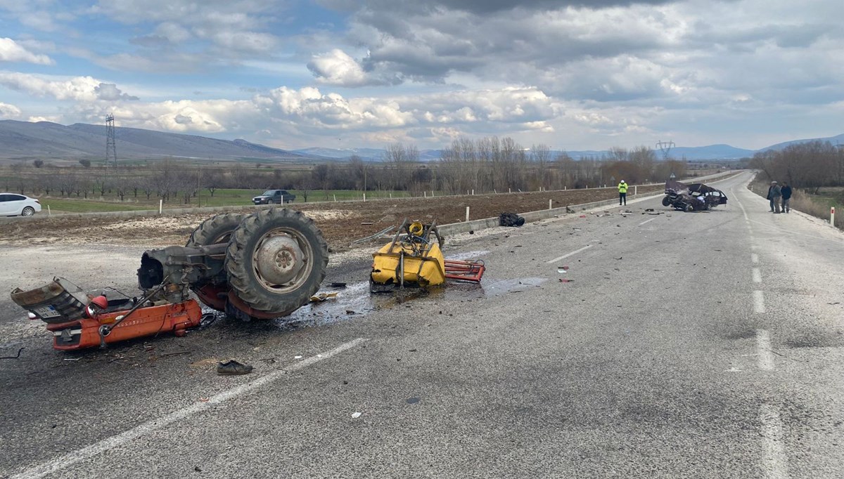 Isparta'da otomobil ve traktörün çarpıştığı kazada 4 kişi yaralandı