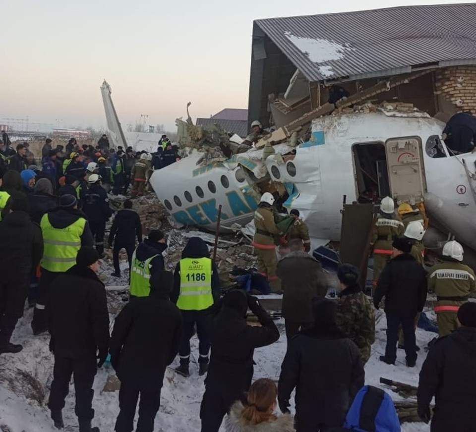 Kazakistan'da yolcu uçağı düştü: 12 ölü - 2