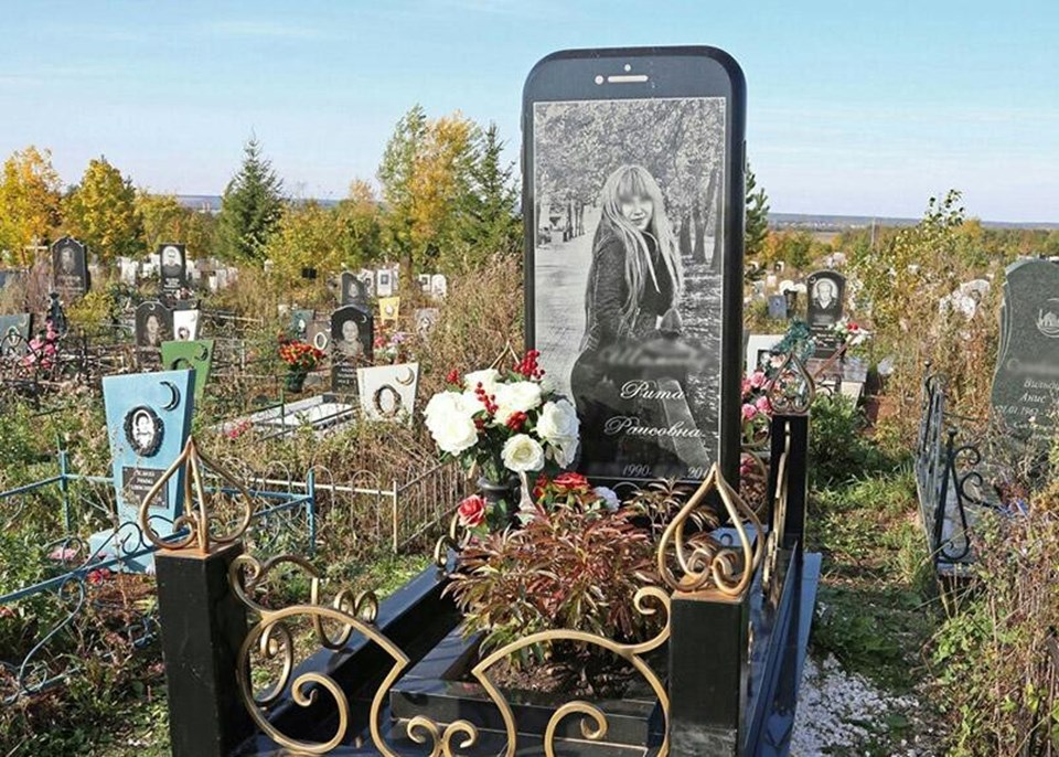 Rusya'da iPhone şeklinde mezar taşı - 1