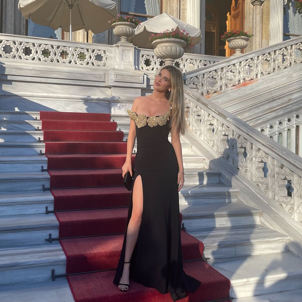 Emine Ün, kızı Duru Kınay'ın mezuniyet balosundan kareler paylaştı - 5