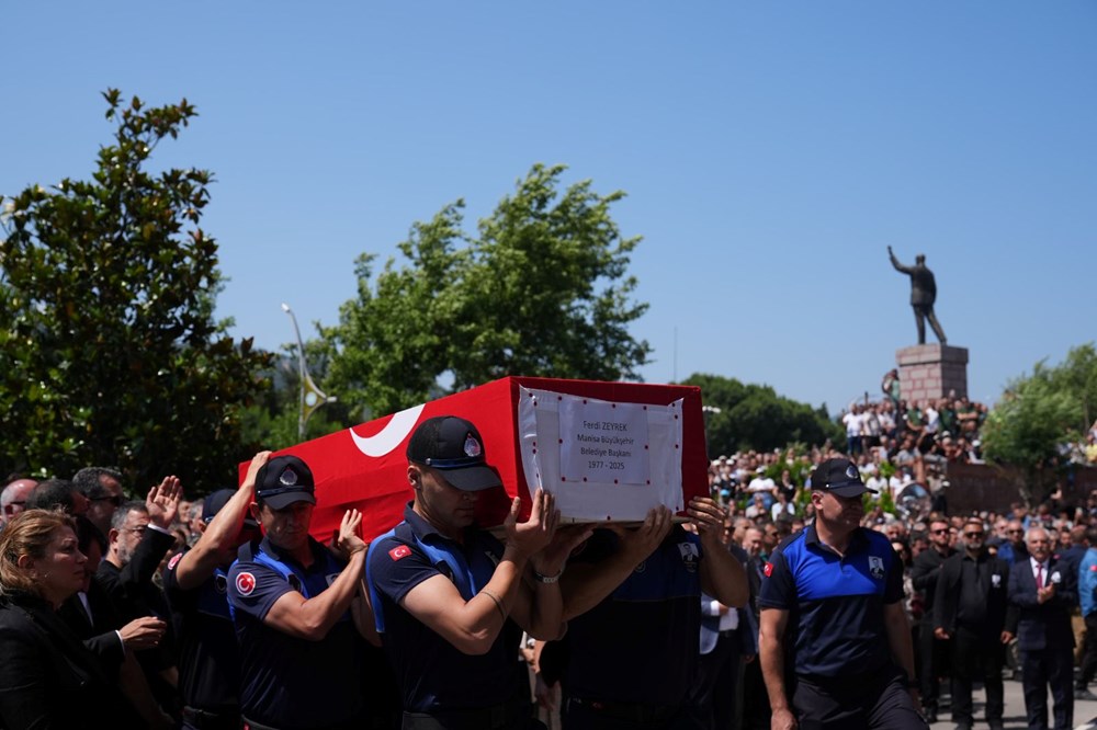 Ferdi Zeyrek son yolculuğuna uğurlanıyor | Özgür Özel gözyaşlarını tutamadı: