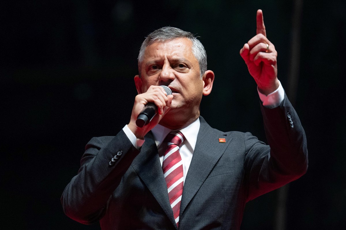 CHP Genel Başkanı Özgür Özel, CHP İstanbul İl Başkanlığı binasının ablukaya alınmasına izin vermeyeceklerini söyledi. CHP Genel Başkanı Özgür Özel, CHP İstanbul İl Başkanlığı binasının ablukaya alınmasına izin vermeyeceklerini söyledi.