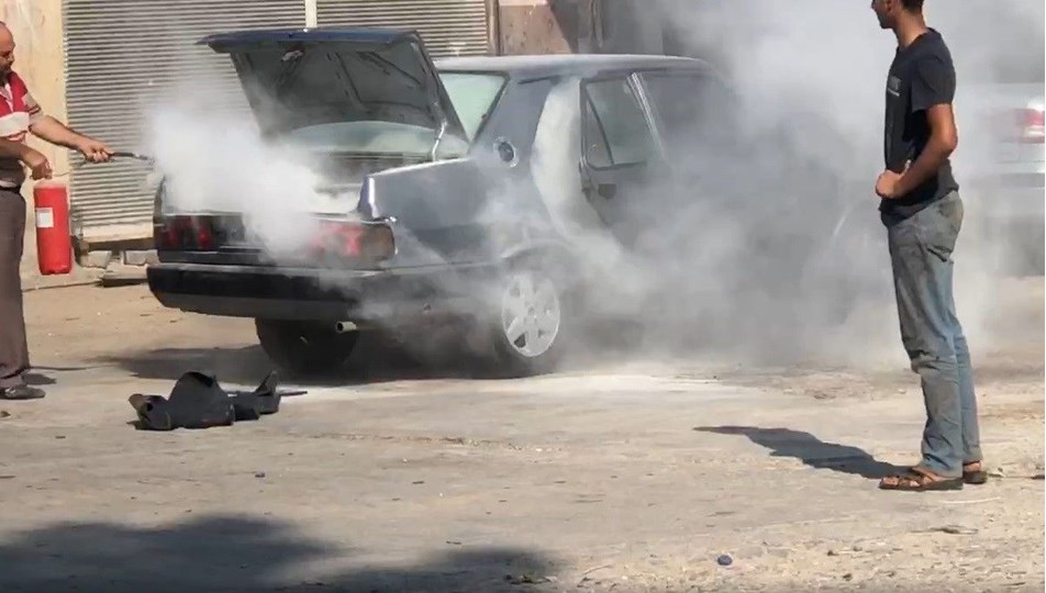Şanlıurfa sıcağına dayanamayan aracın yakıt tankı patladı