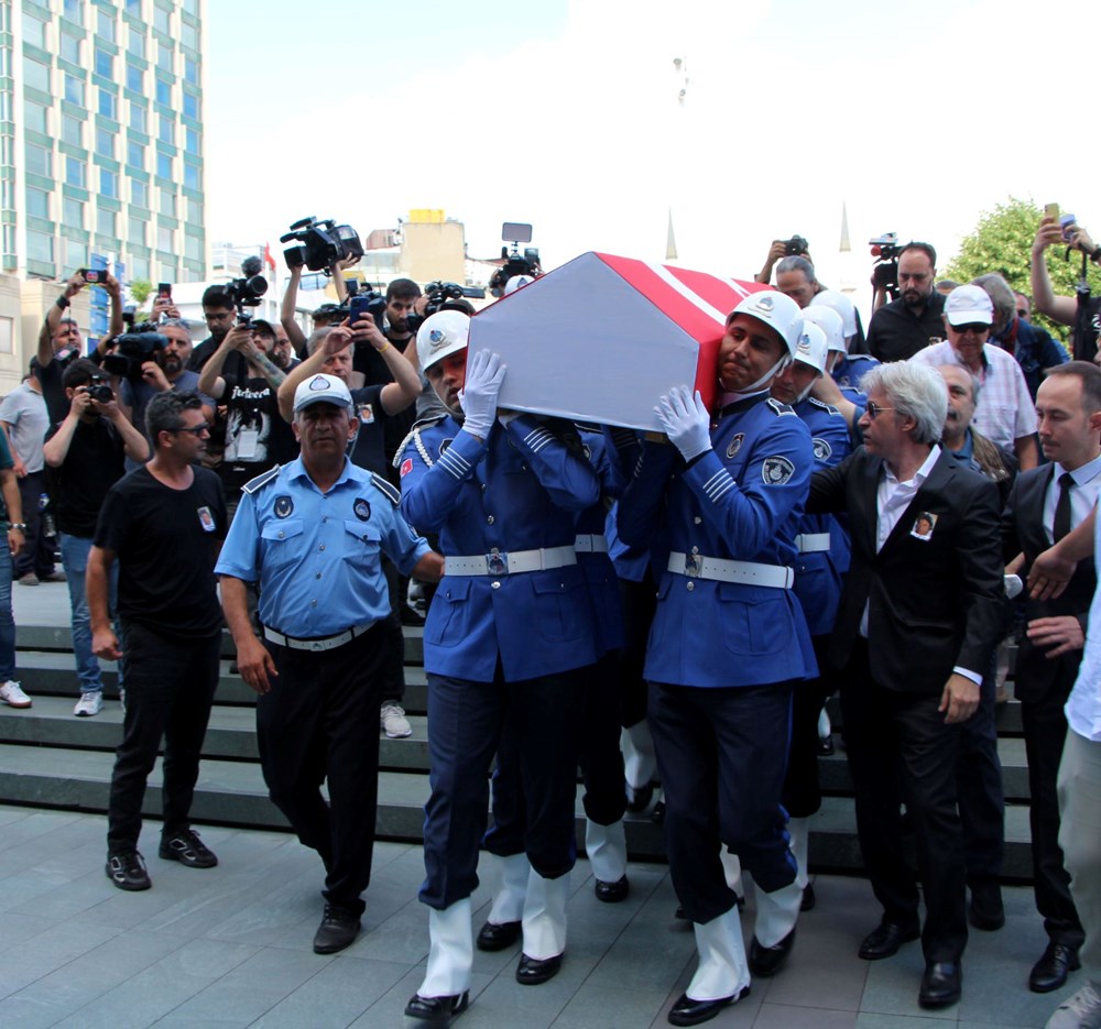 Cüneyt Arkın'ı binlerce kişi gözyaşlarıyla uğurladı - 3