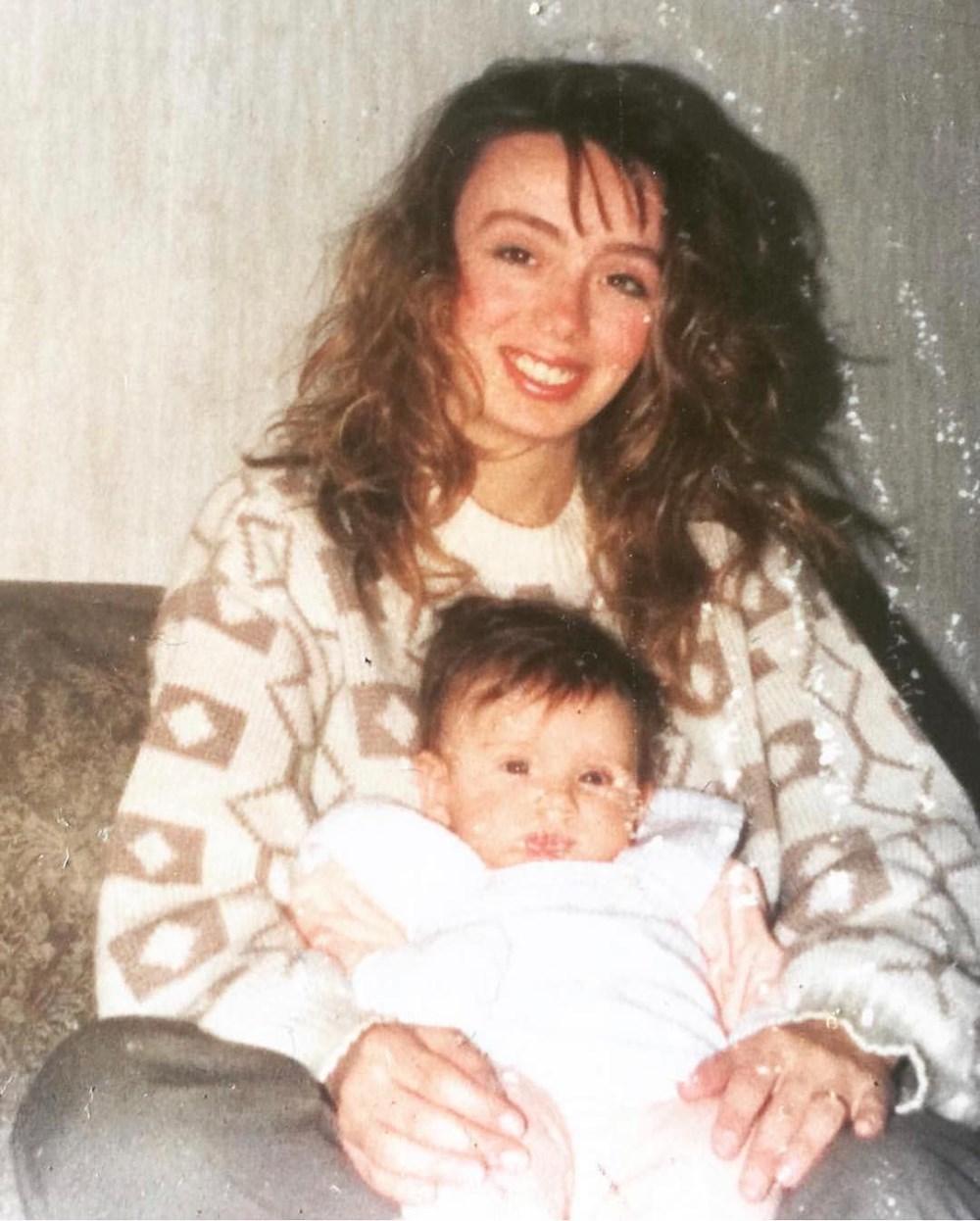 Su Burcu Yazgı Coşkun'dan nostaljik kare (Ünlülerin çocukluk ve gençlik halleri) - 417