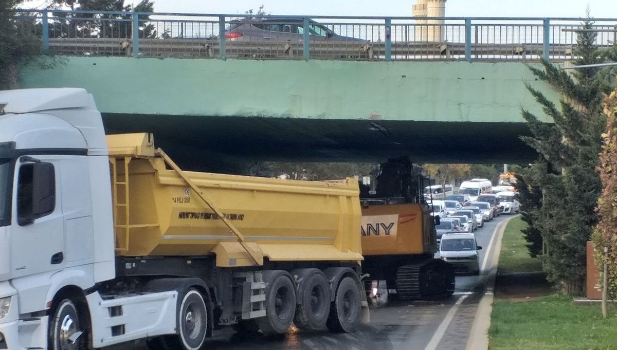 İstanbul’da iş makinesi taşıyan TIR alt geçide sıkıştı (Bölgede trafik yoğunluğu yaşanıyor)