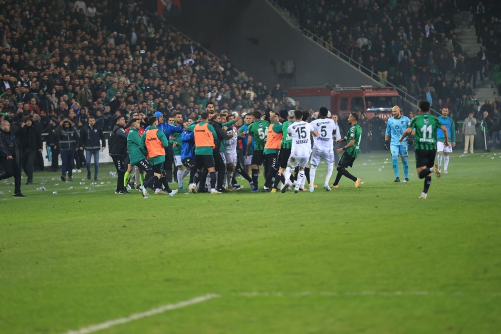 Sakaryaspor-Kocaelispor maçında ortalık karıştı, maç 15 dakika uzadı - 8