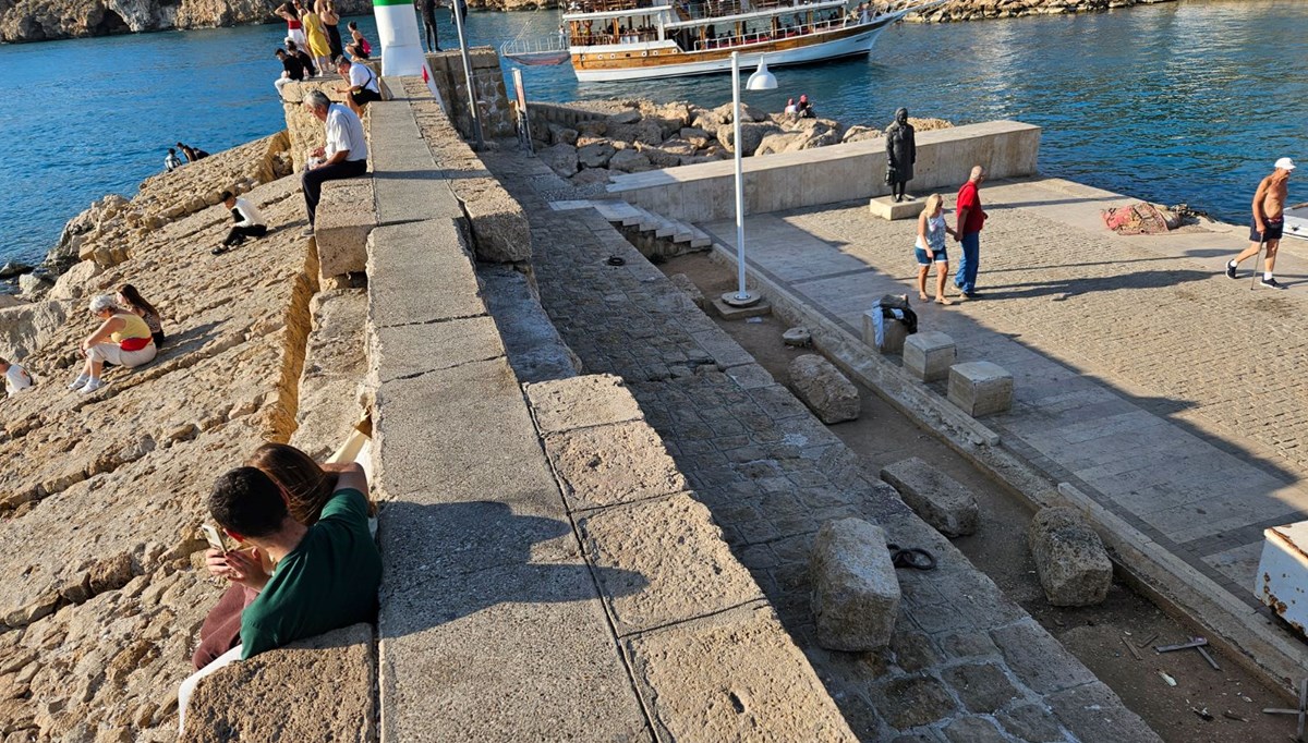 Her gün binlerce turistin gezdiği iskelede çökme tehlikesi! 15 derece eğildi, yüzlerce kiloluk taş bloklar düştü Her gün binlerce turistin gezdiği iskelede çökme tehlikesi! 15 derece eğildi, yüzlerce kiloluk taş bloklar düştü