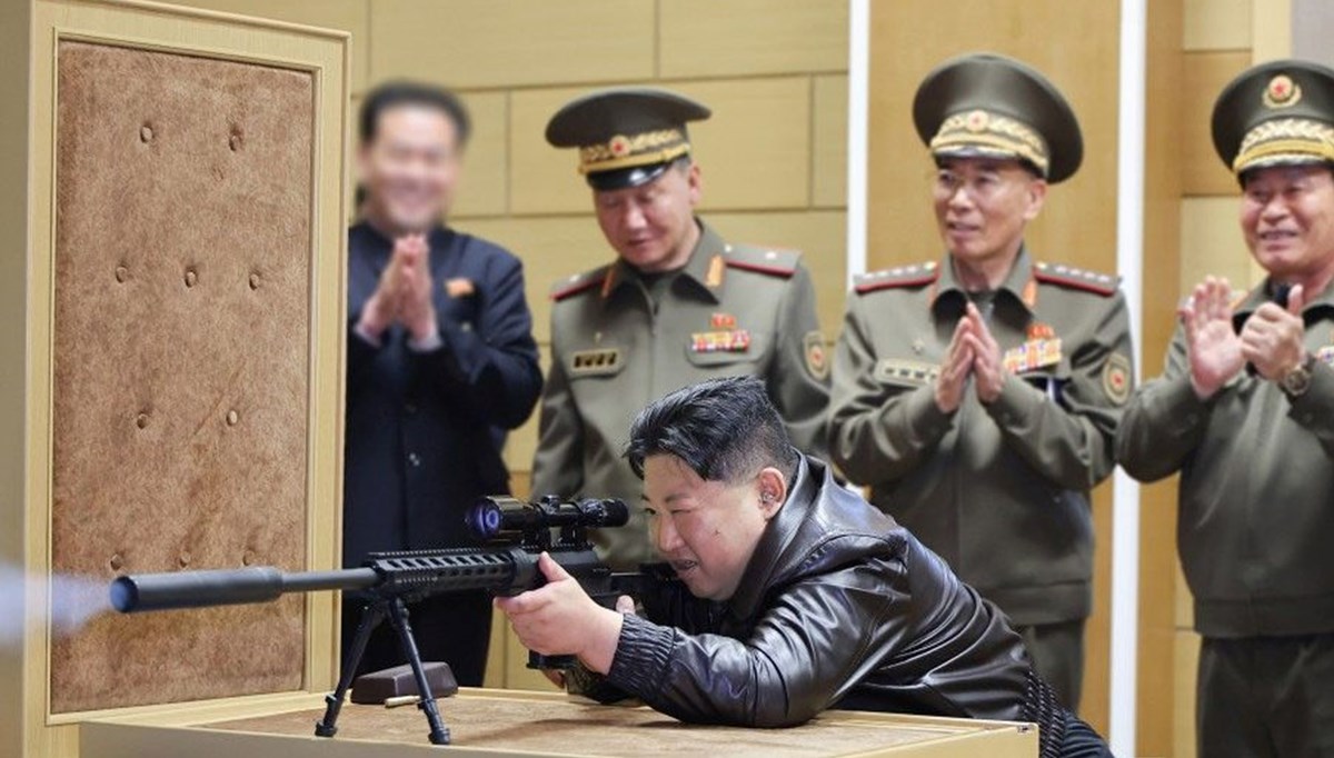 Kim Jong-Un silah fabrikalarını denetledi: Deneme atışında hedefi 12'den vurdu Kim Jong-Un silah fabrikalarını denetledi: Deneme atışında hedefi 12'den vurdu