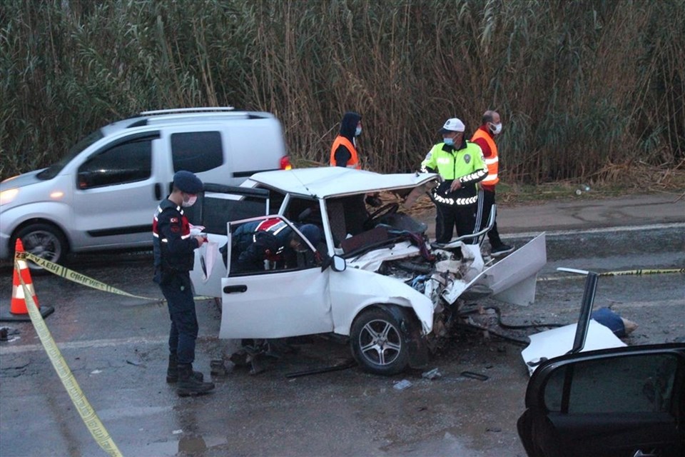 İzmir'de 2 otomobil çarpıştı: 3 ölü, 3 yaralı - 1