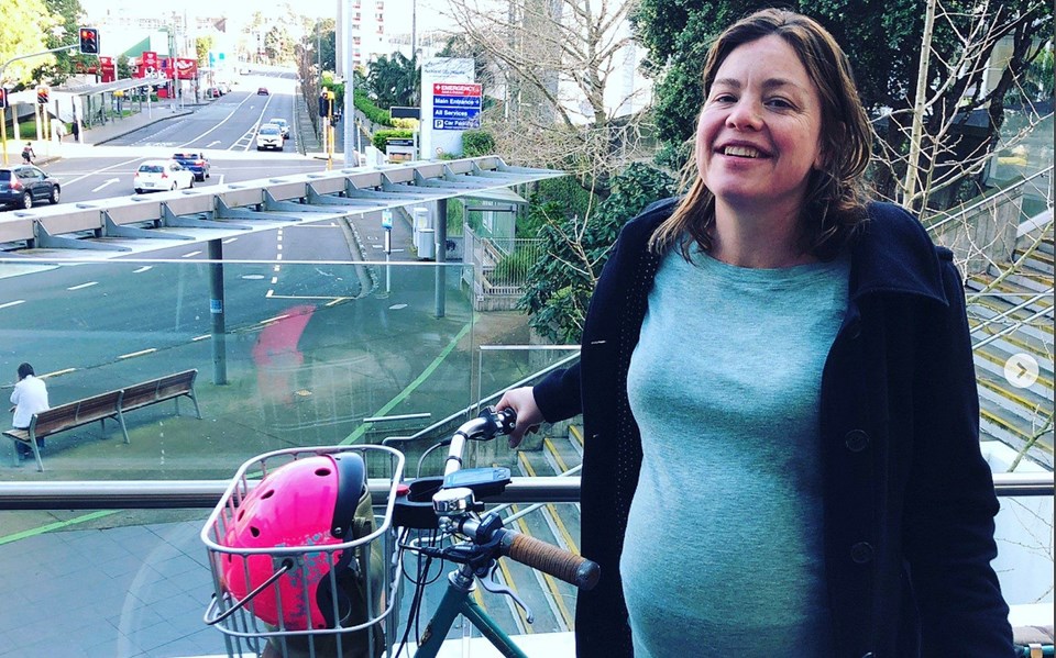 Yeni Zelandalı bakan doğum yapmaya bisikletle gitti - 1