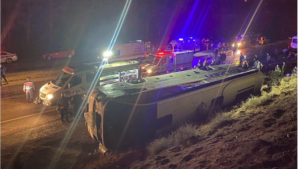 İşçi servisi şarampole devrildi: 23 yaralı