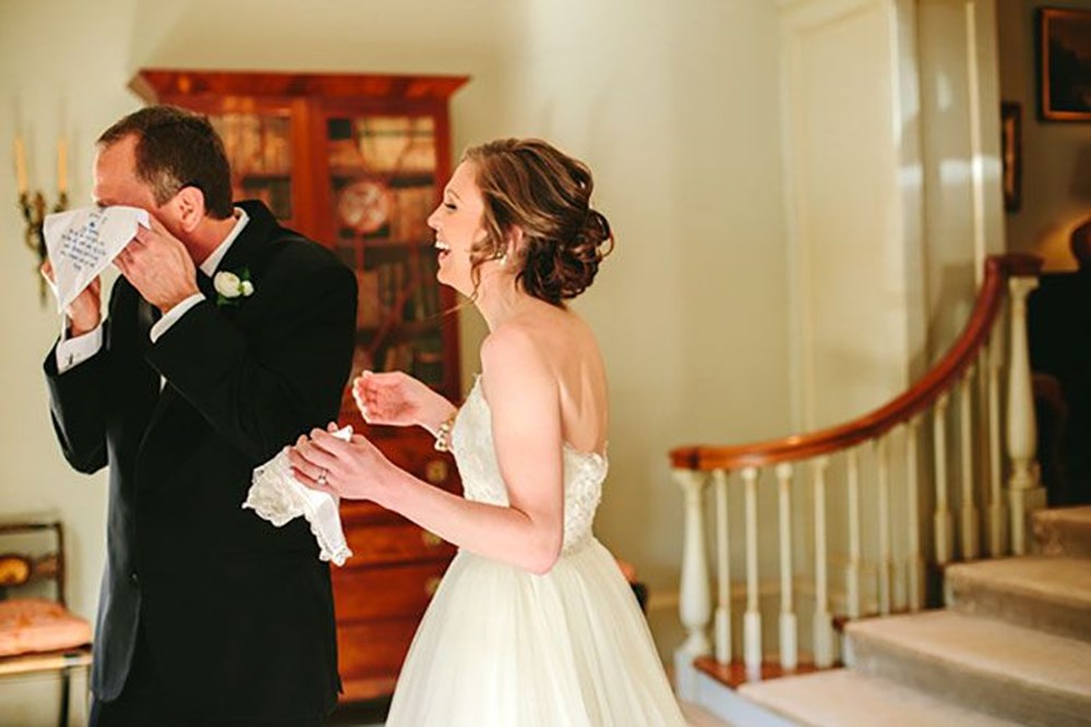 Видеть дочь в платье. Трогательный момент на свадьбе. Папа плачет на свадьбе. Отец на свадьбе дочери. Танец невесты с папой на свадьбе.