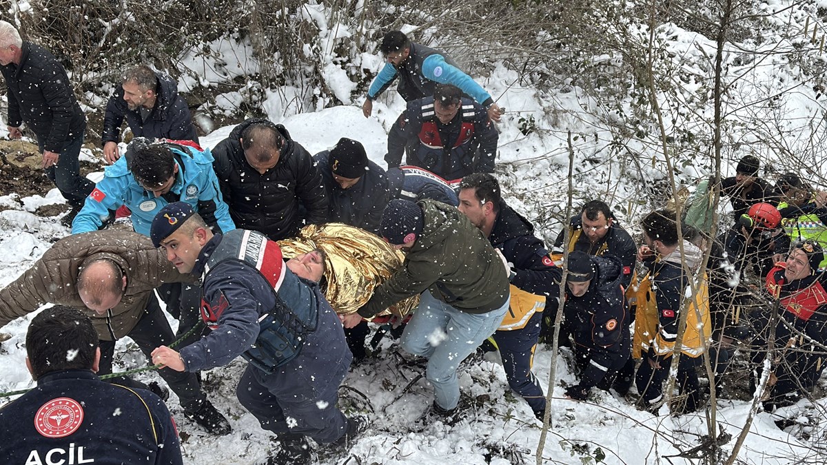 Ekiplerce bulundukları yerden alınarak botla kanyondan çıkarılan yaralılar, uzun uğraşlar sonucu sedyeyle ambulansa taşındı.