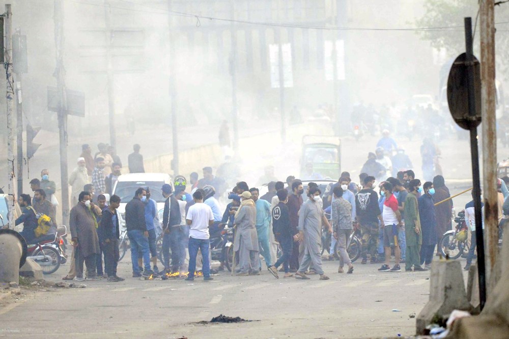 Pakistan'da çatışmalar sürüyor: İmran Han destekçileri polise engel oldu - 10