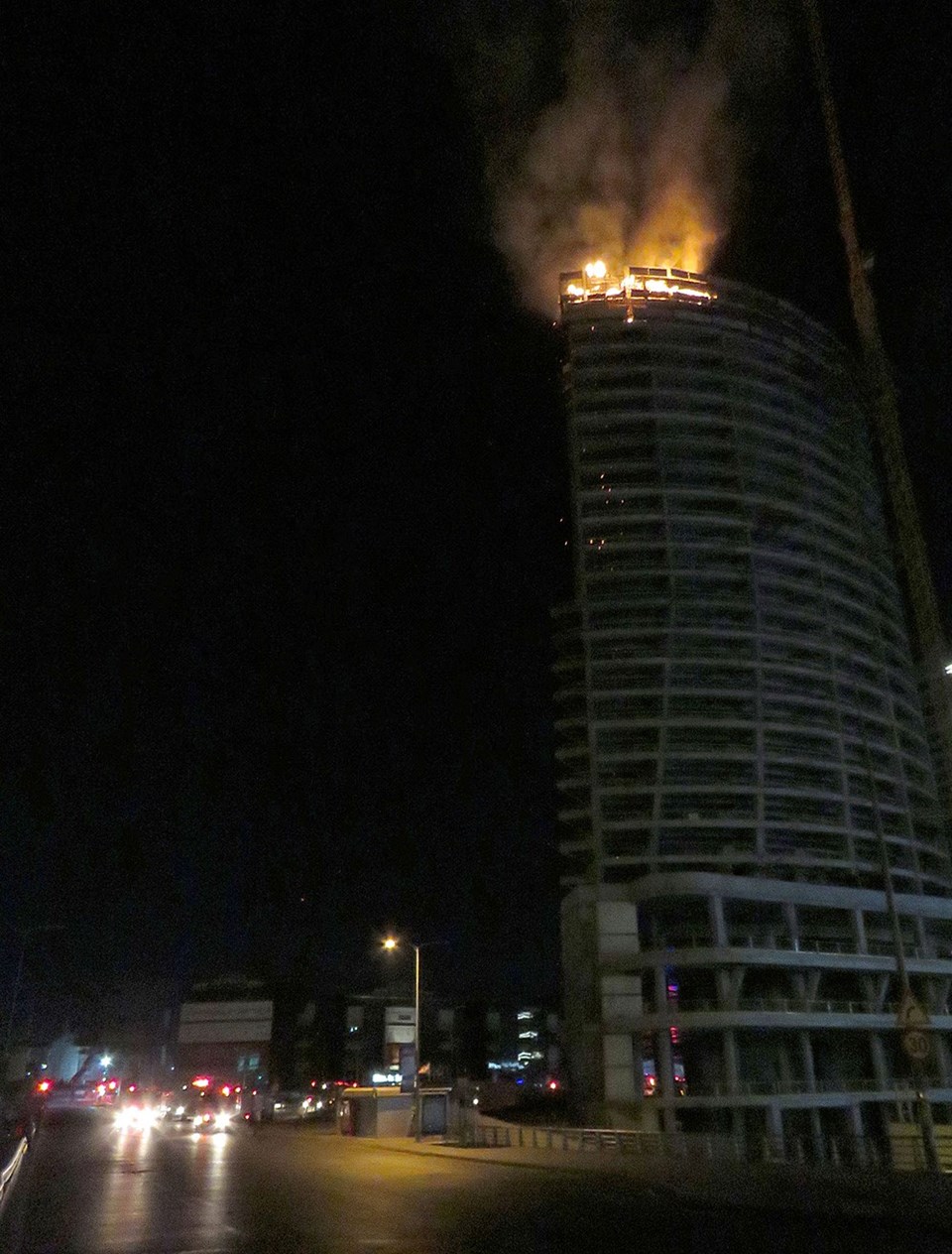 Lüks alışveriş merkezinin çatısında yangın - 1