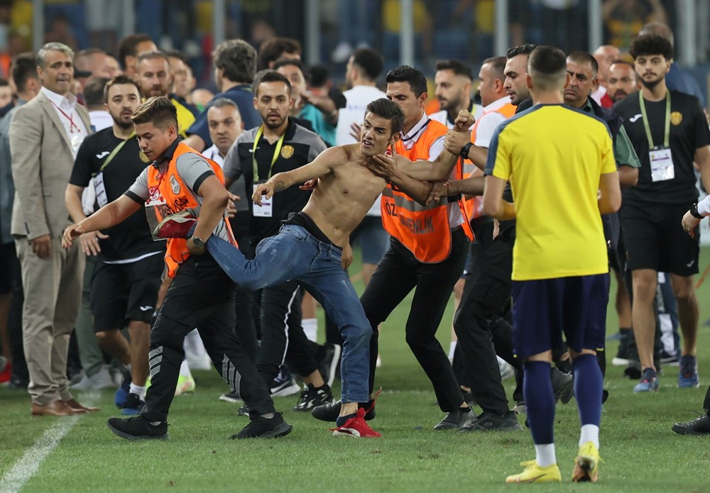 Ankara'da sahaya giren taraftar Beşiktaşlı futbolculara saldırdı - 11