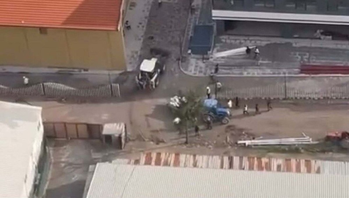 İzmir’de şantiyede kavga | Sinirlenen operatör, işçileri kepçeyle kovaladı İzmir’de şantiyede kavga | Sinirlenen operatör, işçileri kepçeyle kovaladı