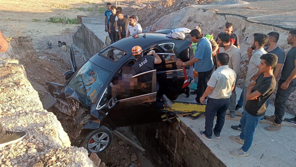 Çalışma yapılan yola giren otomobil çukura düştü: 1 ölü Çalışma yapılan yola giren otomobil çukura düştü: 1 ölü