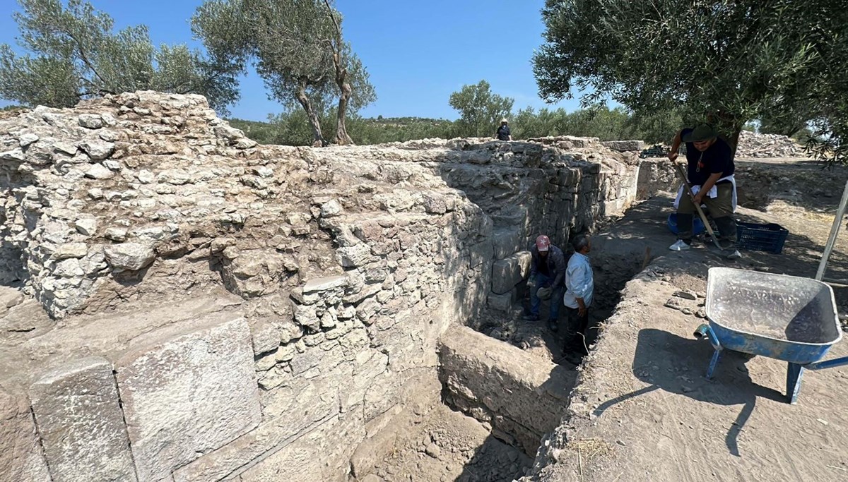 Apollon Smintheus Kutsal Alanı'ndaki kazılarda 3'üncü yüzyıla ait hamam gün yüzüne çıkarılıyor