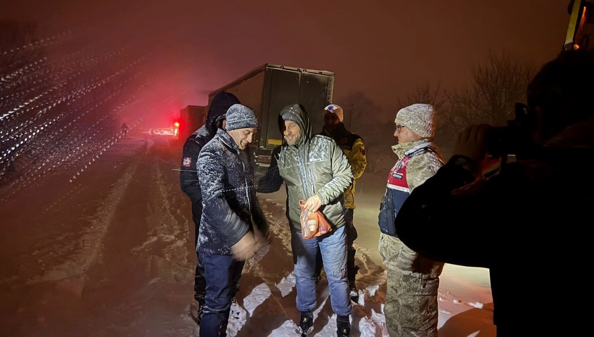 Yolda kalan TIR şoförlerine sıcak çorba ikramı