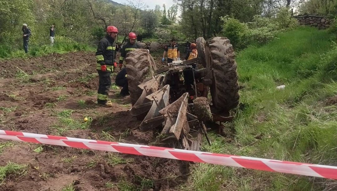 Devrilen traktörün altında kaldı, hayatını kaybetti