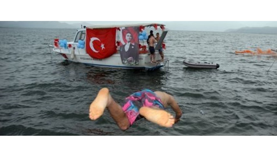 Diplomalarına yüzerek ulaştılar