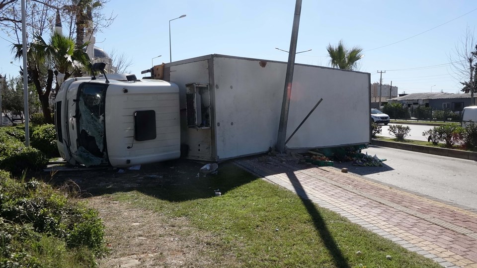 Antalya'da sebze meyve yüklü TIR devrildi - 1