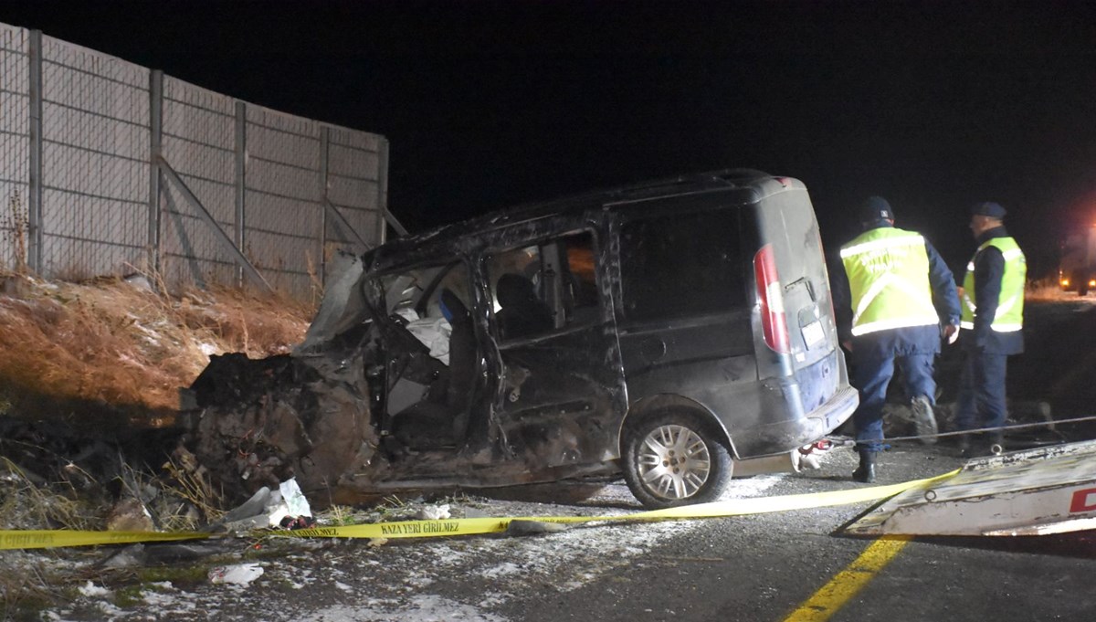 Kars'ta otomobil ile hafif ticari araç çarpıştı: 1 ölü, 6 yaralı